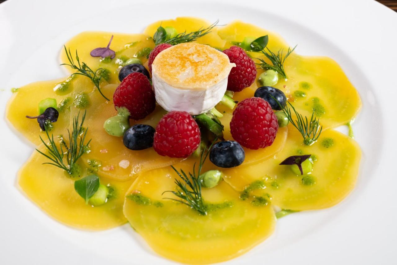 Hotel Polski Pod Bialym Orlem Krakow Exterior photo A salad of yellow tomatoes with goat's cheese and berries