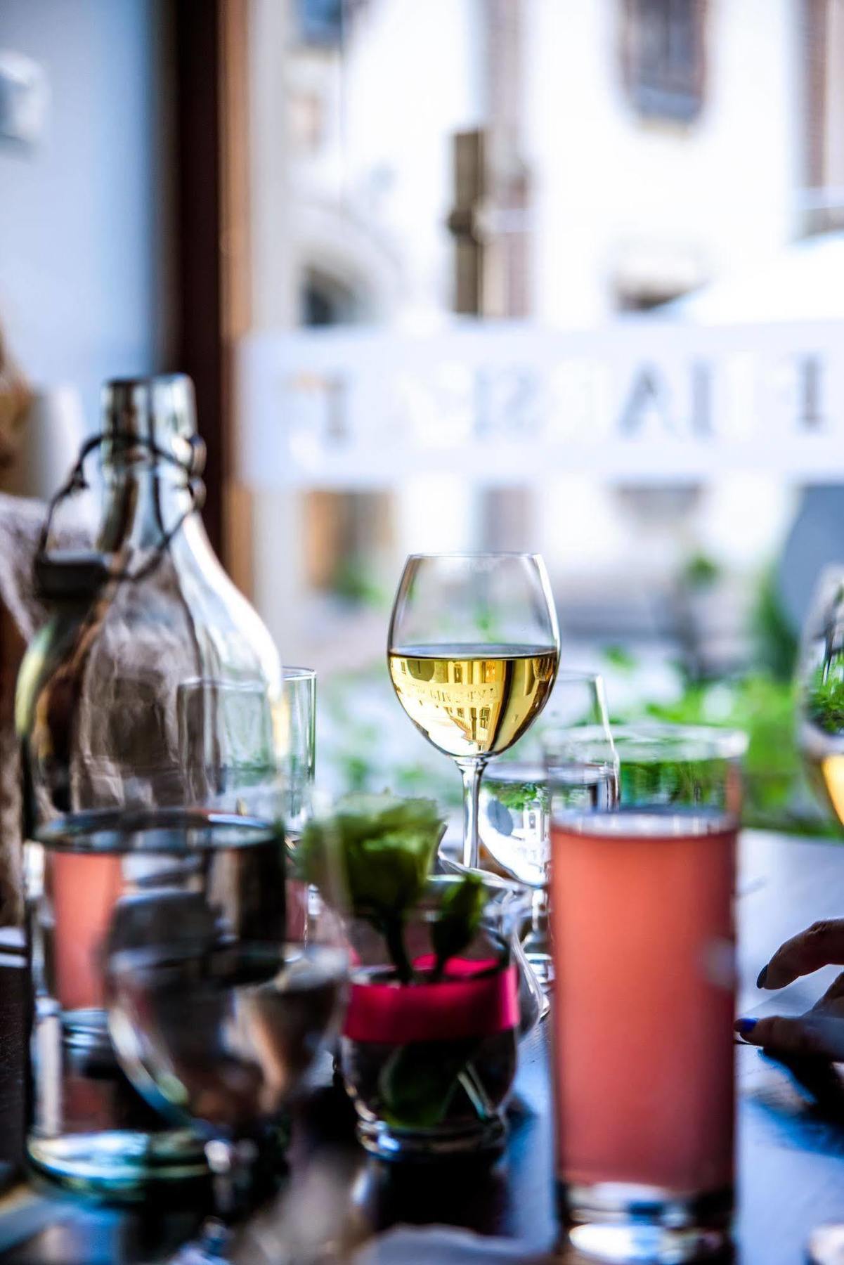 Hotel Polski Pod Bialym Orlem Krakow Exterior photo A glass of white wine