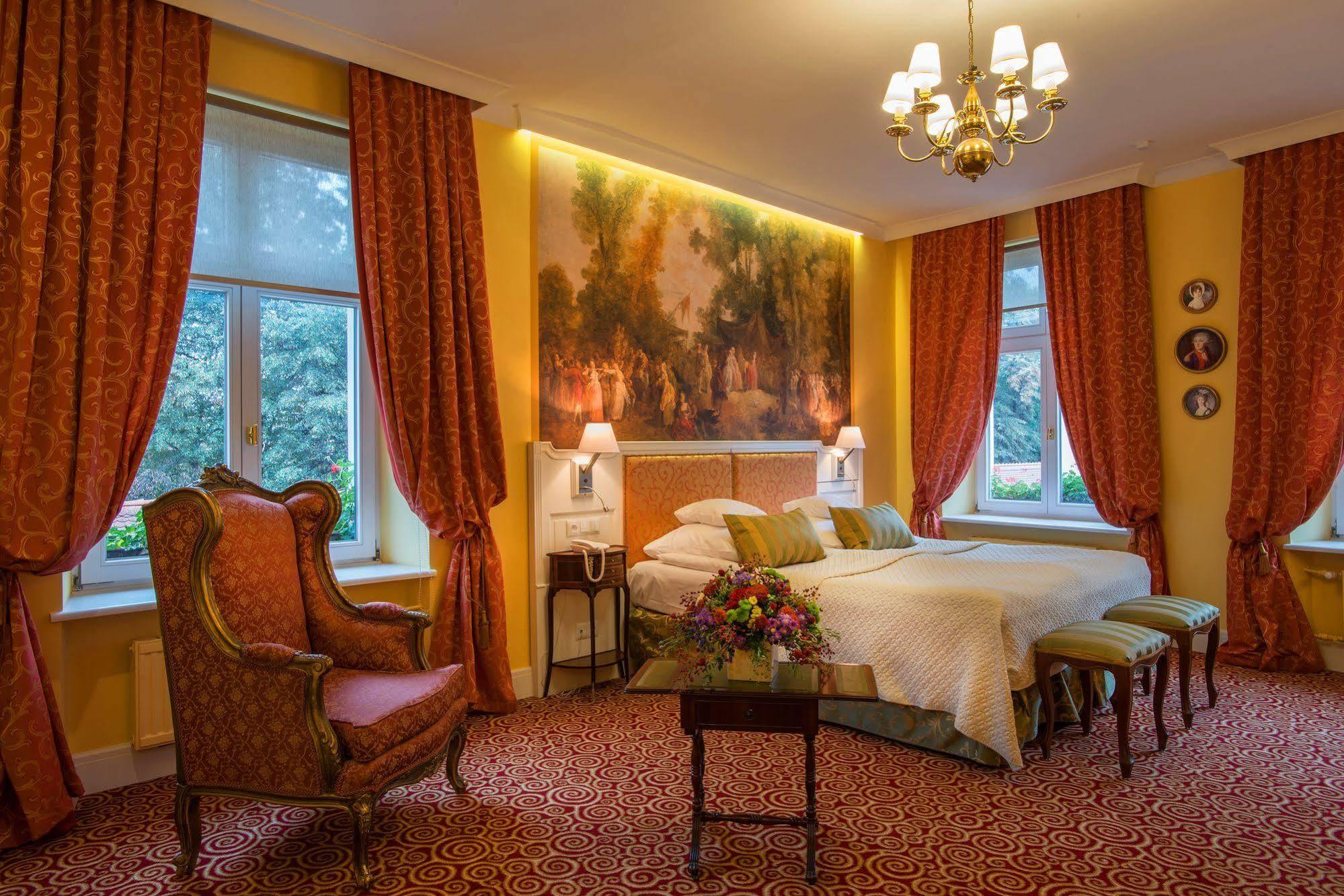 Hotel Polski Pod Bialym Orlem Krakow Exterior photo A suite at the Hotel de la Ville